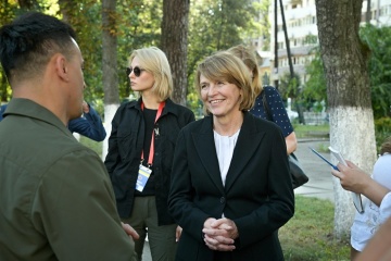 First Ladys Finnlands und Deutschlands besuchen Kyjiwer Schulen