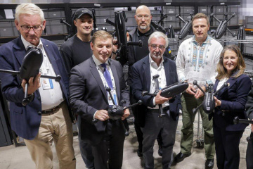 Schmyhal besucht mit ausländischen Partnern ein innovatives Rüstungsunternehmen  