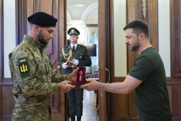 Zelensky honors tank soldiers with state awards