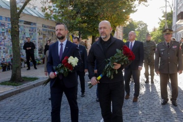 Ministrowie obrony Ukrainy i Polski oddali hołd poległym za Ukrainę w Kijowie