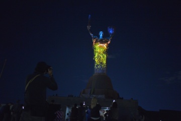 キーウの「祖国の母」像でプロジェクトマッピングイベント開催
