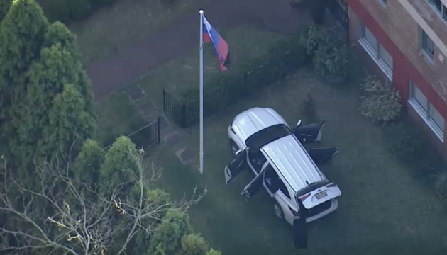 В Австралії автомобіль протаранив ворота генконсульства РФ