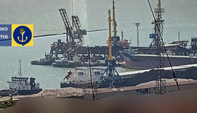 Dans le port de Marioupol, les occupants chargent des navires avec du grain et du charbon ukrainiens volés