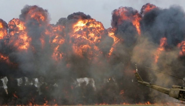 HUR-Agenten treffen zwei russische Mi-8-Hubschrauber auf Luftwaffenstützpunkt auf der Krim und Schlepper