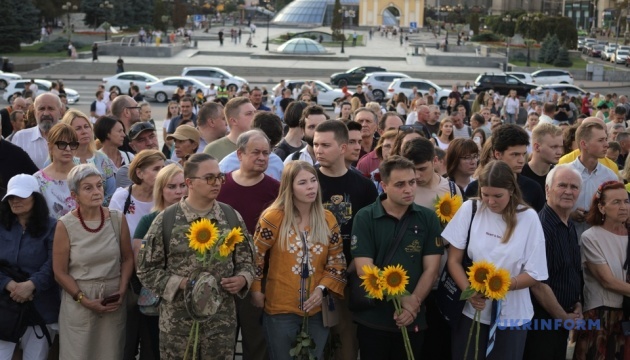 殺害されたパルビー元国会議長の告別式がキーウ中心部で開催