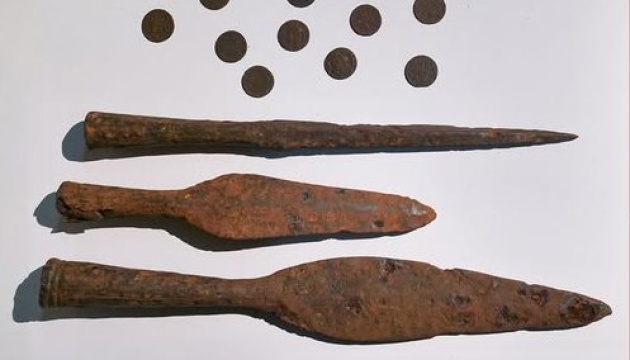 Ранньослов’янський спис та хазарська піка: митниця передала артефакти заповіднику «Хортиця» 