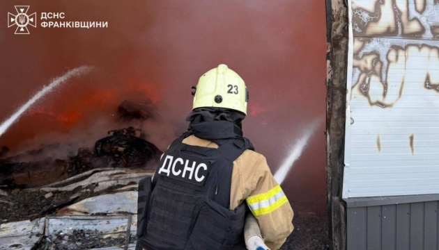 Росіяни атакували на Прикарпатті обʼєкт інфраструктури, спалахнула пожежа