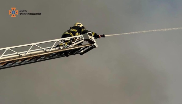 На Прикарпатті після обстрілу РФ спалахнула масштабна пожежа