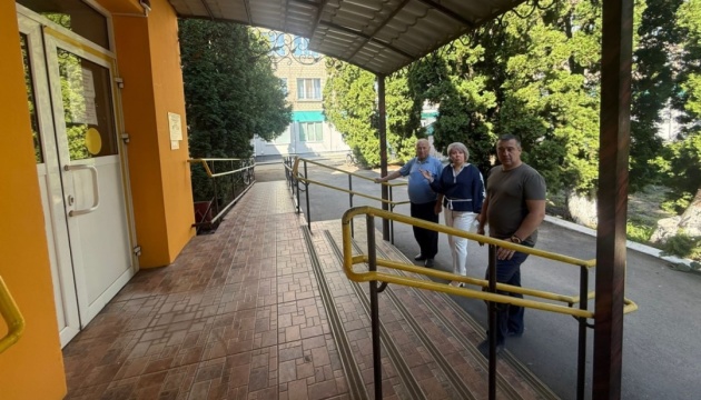 У Гайсині на Вінниччині лікарні облаштовують відповідно до вимог безбар'єрності