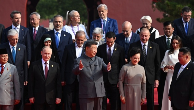 Експрем’єрів Румунії помітили на груповому фото з Путіним і Кімом у Пекіні - у МЗС відреагували