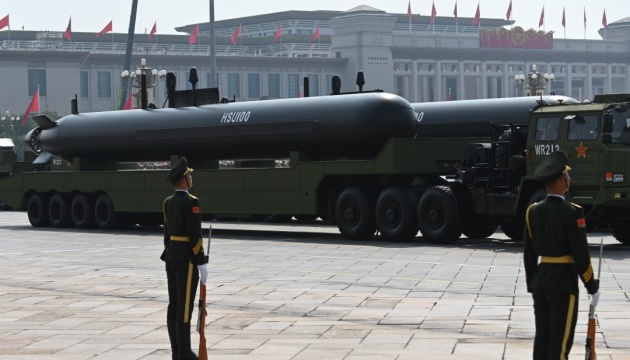 Китай показав на військовому параді новітні міжконтинентальні ракети та винищувачі-невидимки