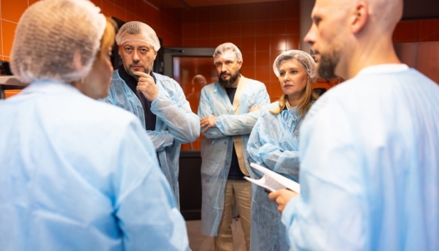 Зеленська відвідала кулінарний хаб у Чернігові, в якому навчають кухарів для закладів освіти