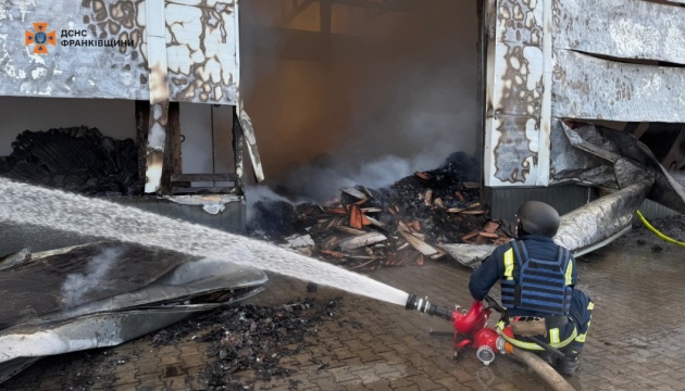 На Івано-Франківщині ліквідували масштабну пожежу на складах, викликану обстрілом