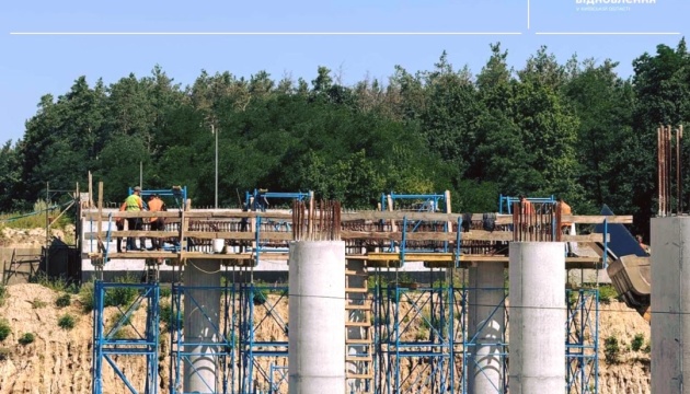 Біля Макарова ремонтують шляхопровід, пошкоджений обстрілами РФ у 2022 році