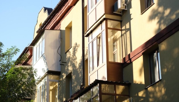 У Запоріжжі відновили багатоквартирний будинок, частину якого зруйнувала ворожа ракета