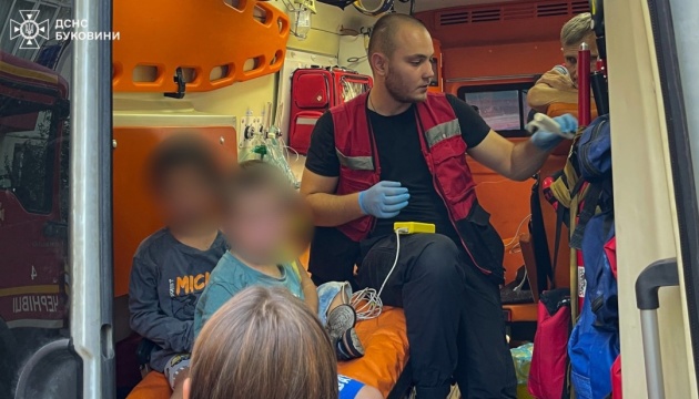 У Чернівцях пожежники винесли трьох малолітніх дітей із палаючої квартири багатоповерхівки