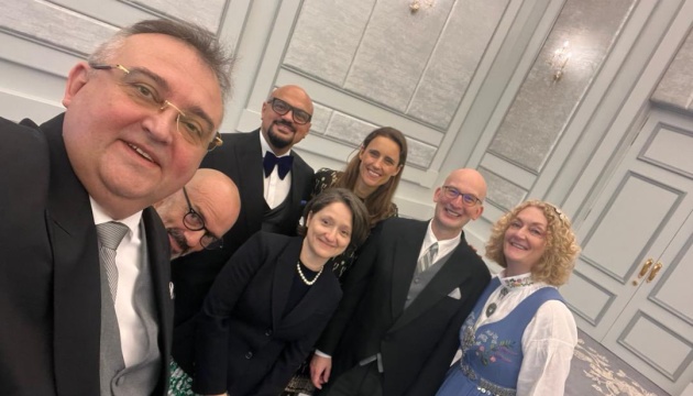 Посол України подарував вишиванку королю Малайзії 