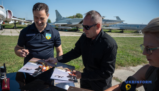 Голова СБУ і очільник Укрпошти погасили марку, яка присвячена спецоперації «Павутина»