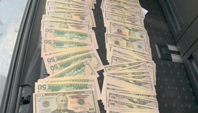 Двох іноземців судитимуть за збут понад 30 тисяч фальшивих доларів