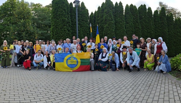 У Вільнюсі акцією «Соняшники» вшанували пам’ять загиблих за свободу України