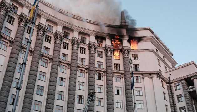 Un bâtiment du gouvernement est en feu à Kyiv après une attaque de drone