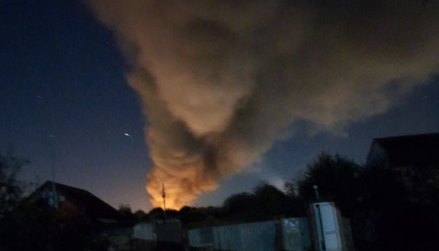 У Росії підтвердили влучання по НПЗ у Краснодарському краї та обмежили польоти в трьох аеропортах