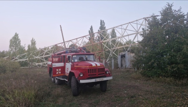 На Харківщині росіяни вдарили дронами по автомобілях і телевежі, двоє поранених