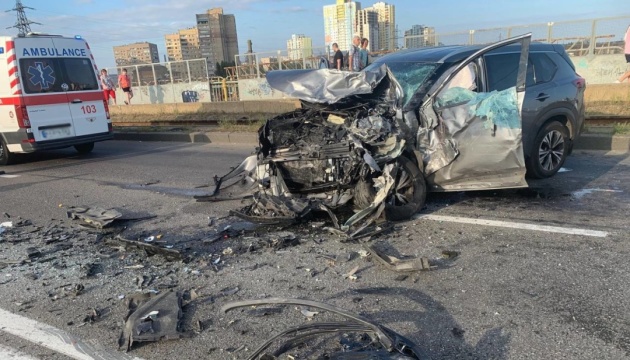 У Києві Audi виїхала на зустрічну смугу і зіткнулася з Nissan, є загиблі й поранені