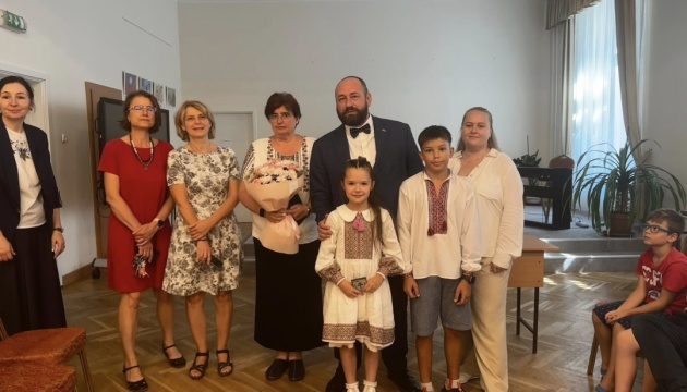 Посол відвідав школу в Будапешті, де навчаються українці, та передав книги