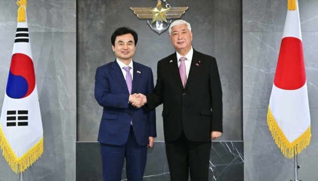 Міністр оборони Японії вперше за 10 років відвідав Південну Корею