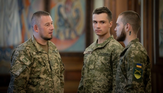 Президент нагородив бійців ЗСУ, які майже два тижні в повному оточенні утримували позиції під Покровськом