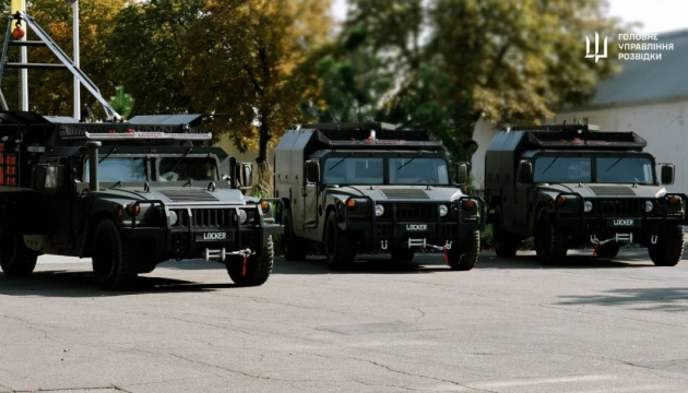 Воїни ГУР отримали від благодійників п'ять мобільних ремонтних майстерень