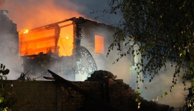 Russische Drohnen greifen Saporischschja an, Haus steht in Flammen, Frau verletzt