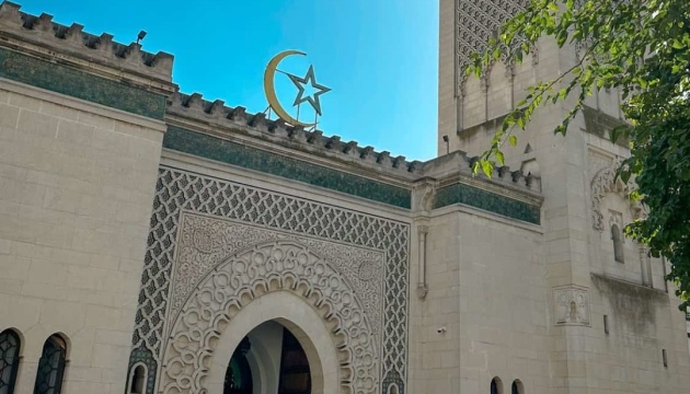 У Парижі до мечетей підкинули свинячі голови з написами «Макрон»