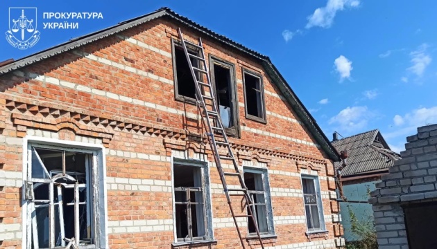 У передмісті Харкова внаслідок авіаудару поранений чоловік, пошкоджені будинки