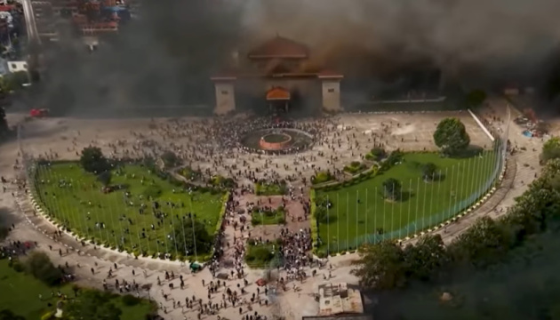 У Непалі протестувальники спалили будівлю парламенту