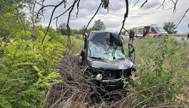 На Одещині мікроавтобус врізався у вантажівку, серед трьох постраждалих - дитина