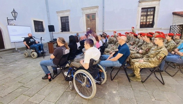 У Збаразькому замку на Тернопільщині обговорили тему безбар'єрності з громадським активістом Іваном Косминою