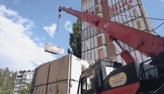 В Одесі почали ремонт дев'ятиповерхівки, в яку влучив російський дрон