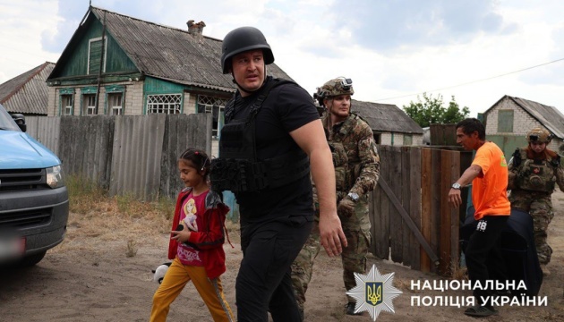 З Ярової на Донеччині волонтери вивезли вісьмох людей, зокрема семирічну дівчинку