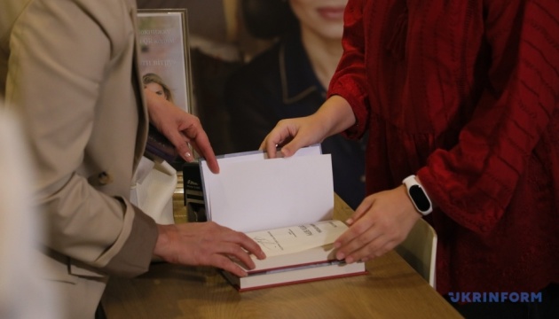 У Києві презентували книгу, написану лише очима