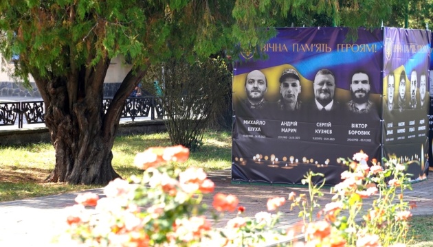 В Ужгороді портрети загиблих воїнів перенесли до «Хреста хоробрості захисникам України»