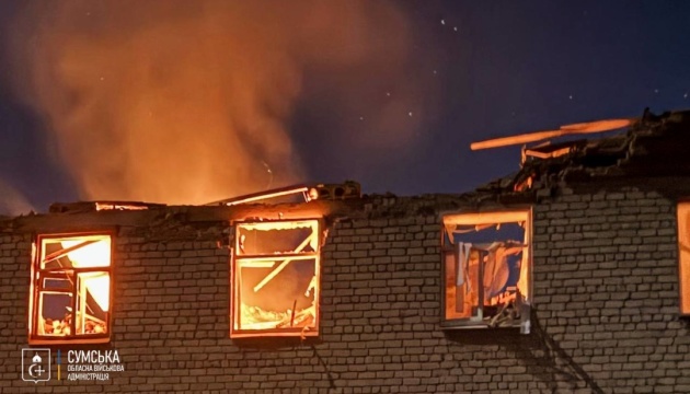 Ворог атакував Сумщину ударними БПЛА, пошкоджені будівлі та транспорт освітнього закладу