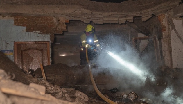 У Сумах дрон РФ вдарив по навчальному закладу - рятувальники ліквідували пожежу