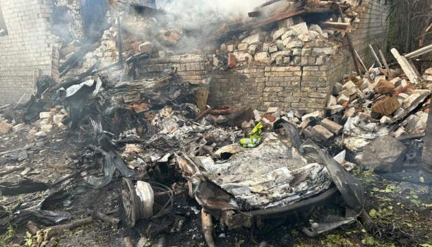 Росіяни вночі вдарили дронами по селищу на Донеччині, пошкоджені будинки та автівки