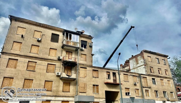 У центрі Харкова почали відновлювати зруйнований ракетою будинок, який спершу хотіли знести