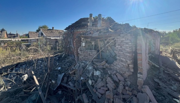У Костянтинівці із зруйнованого авіаударом будинку врятували цивільного, під завалами є загиблий