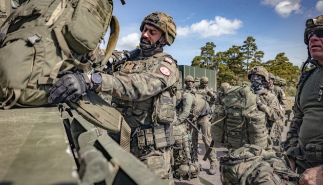 Польща розгортає 40 тисяч військових на кордоні з Білоруссю та Росією