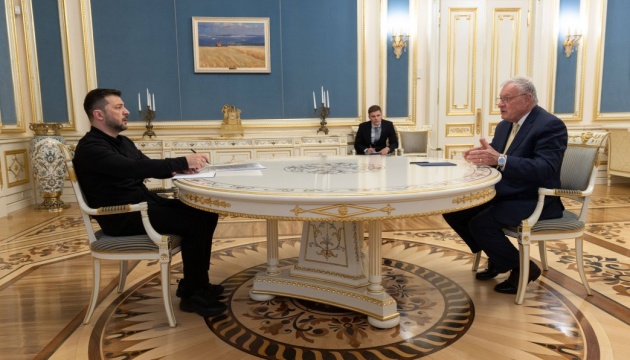 Zelensky trata con Kellogg armas, sanciones y garantías de seguridad