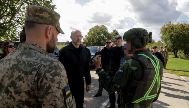 Шмигаль відвідав у Британії полігон, де тренуються українські військовослужбовці